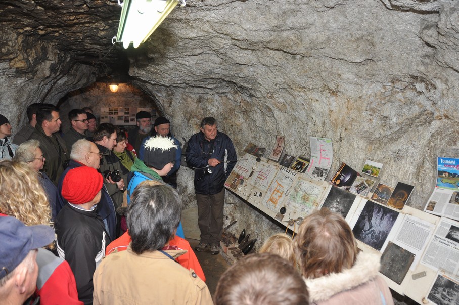 Skupina na prohlídce Rabštejnsého podzemí, obec Janská České Švýcarsko
